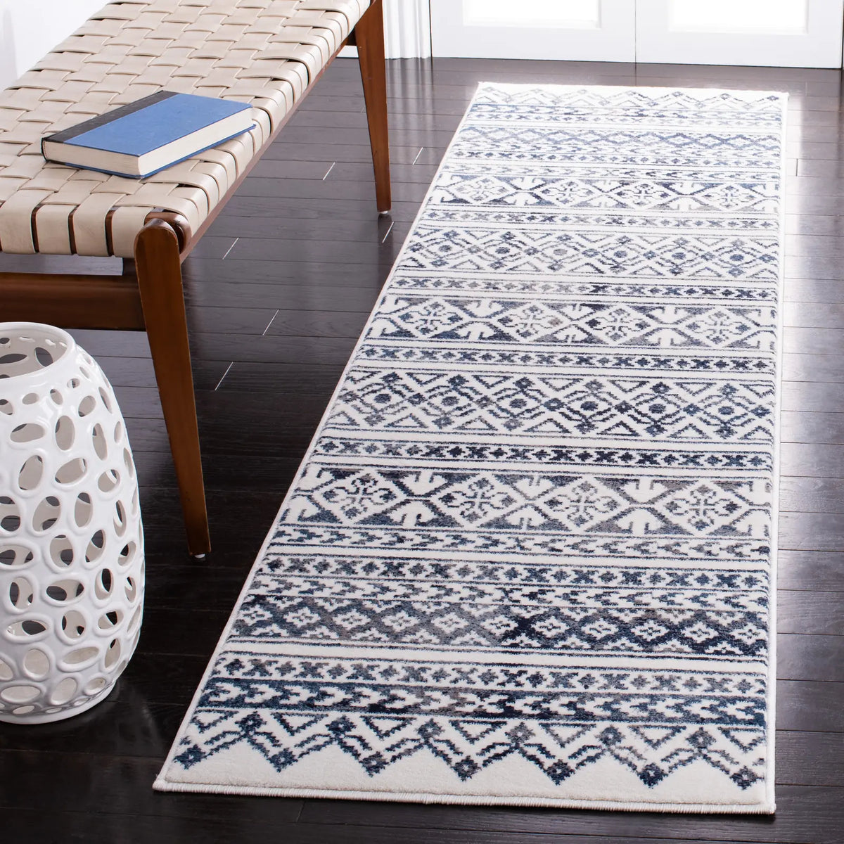 Safavieh Carnegie 2'-3" x 8'-0" Rug in Ivory / Navy