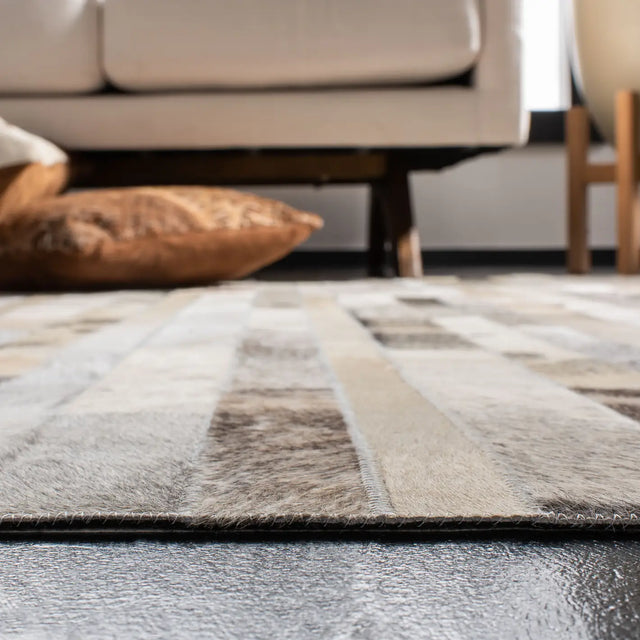 Safavieh Studio Leather 4'-0" x 6'-0" Rug in Grey / Ivory