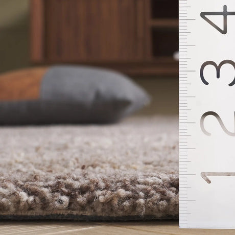 Safavieh Himalaya 4'-0" x 6'-0" Rug in Natural / Light Brown