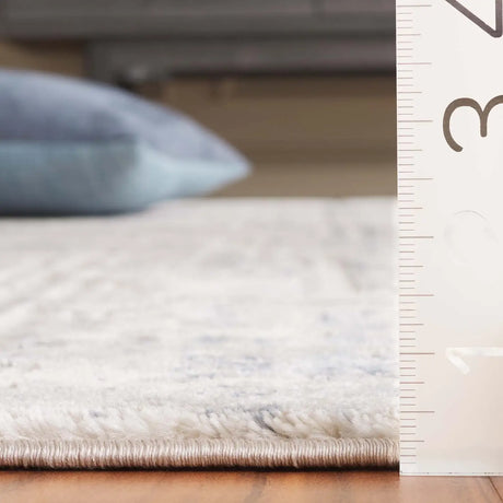 Safavieh Prestige 4'-0" x 6'-0" Rug in Ivory / Blue