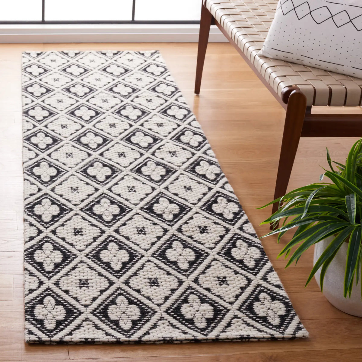 Safavieh Marbella 2'-3" x 8'-0" Rug in Black / Ivory