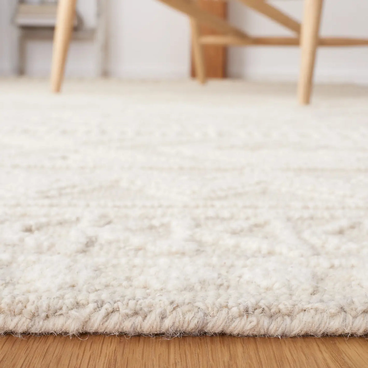 Safavieh Metro 4'-0" x 6'-0" Rug in Light Grey / Ivory