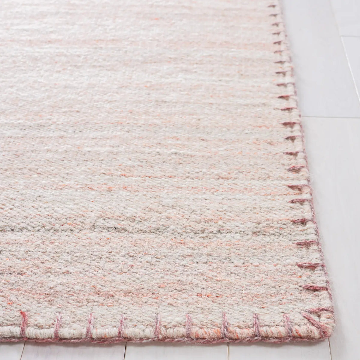 Safavieh Kilim 4'-0" x 6'-0" Rug in Light Pink
