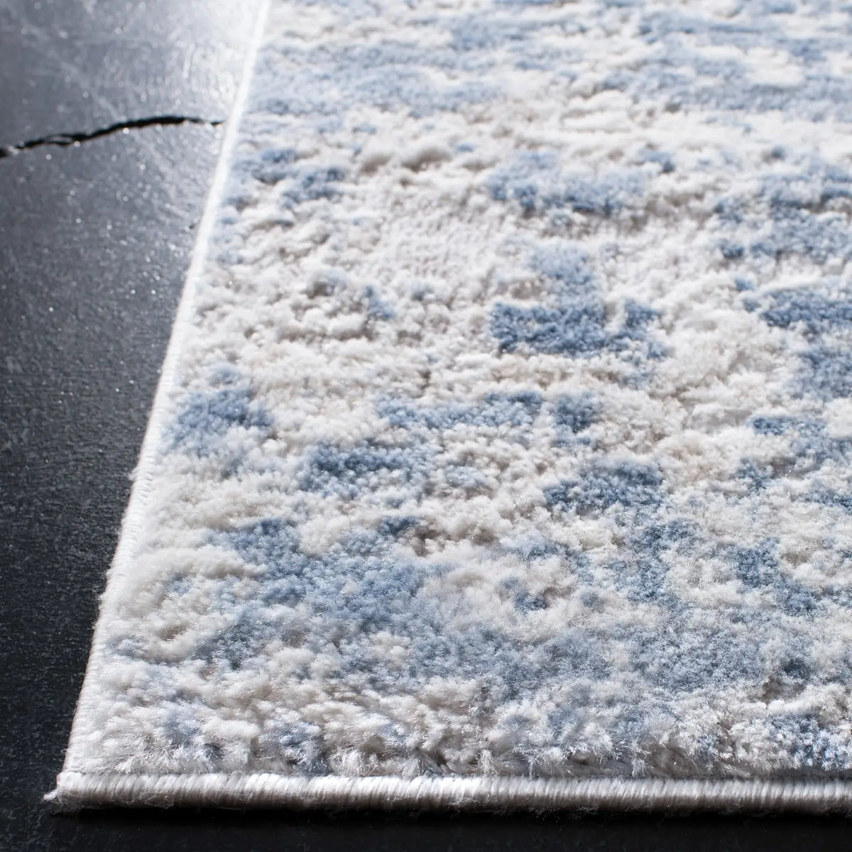 Safavieh Amelia 700 4'-0" x 6'-0" Rug in Grey / Blue