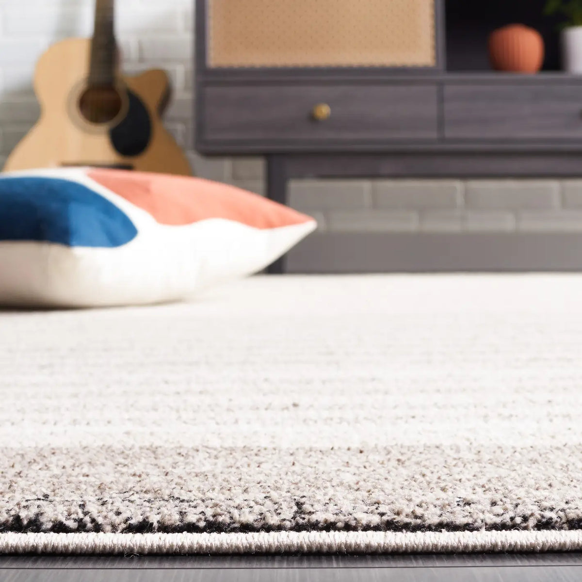 Safavieh Jade 100 4'-0" x 6'-0" Rug in Ivory / Beige Black