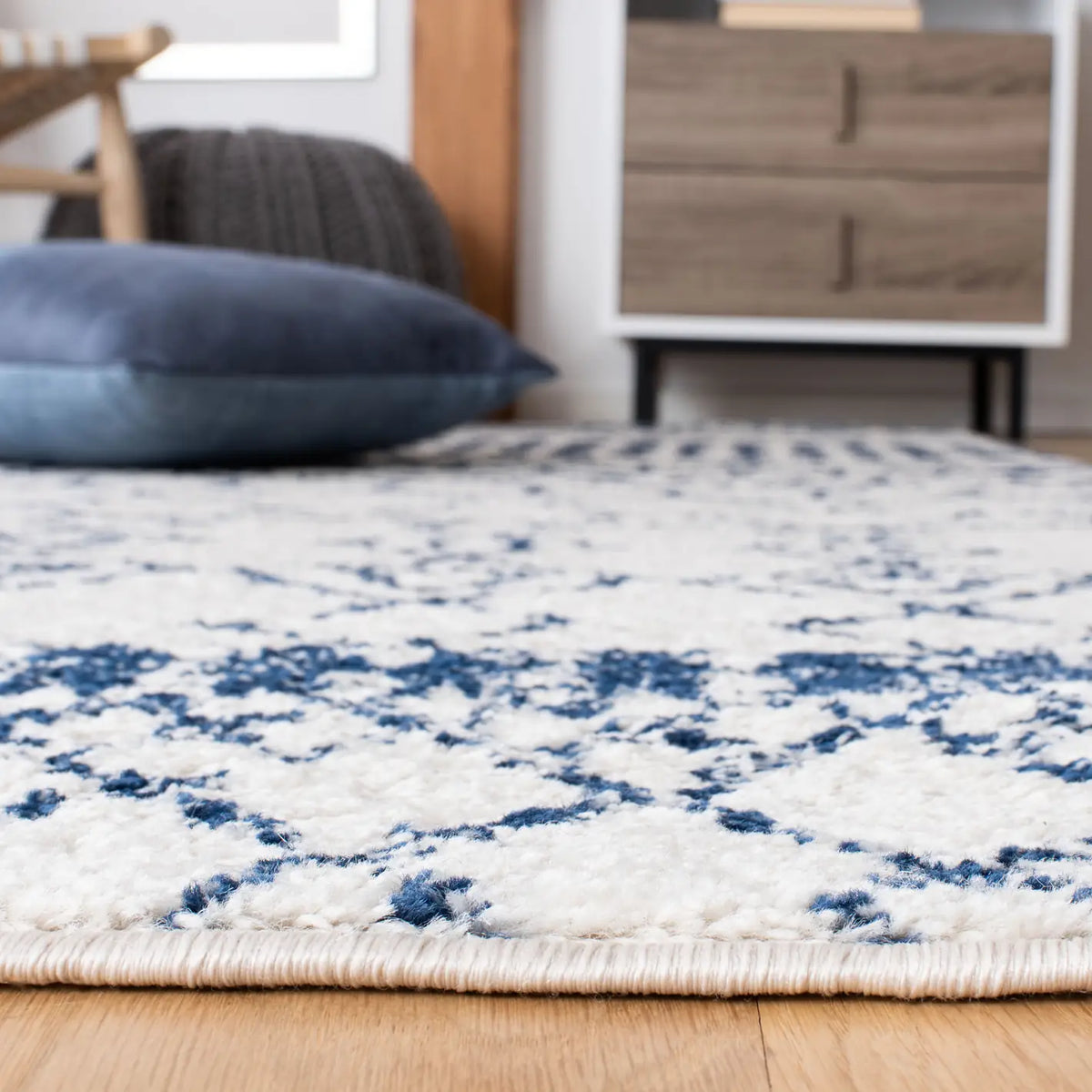 Safavieh Tulum 4'-0" x 6'-0" Rug in Ivory / Navy