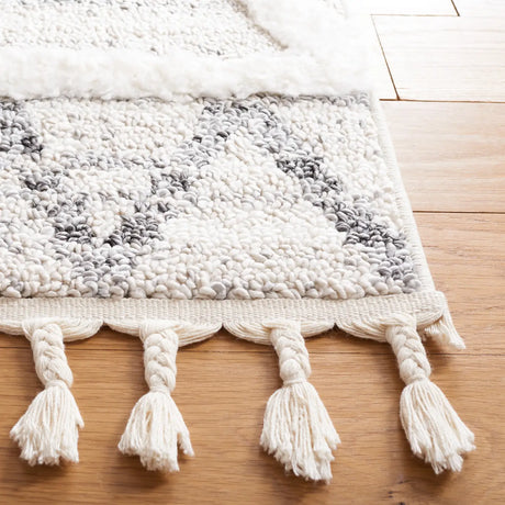 Safavieh Moroccan Tassel Shag 4'-0" x 6'-0" Rug in Beige / Grey
