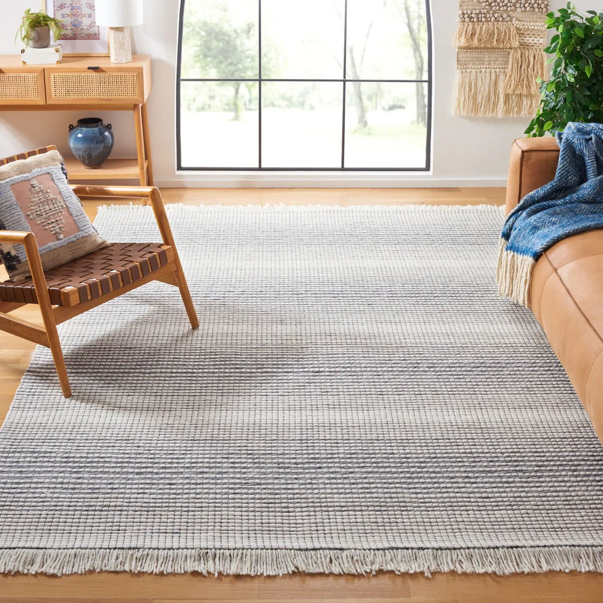 Safavieh Marbella 6'-0" x 9'-0" Rug in Ivory / Navy