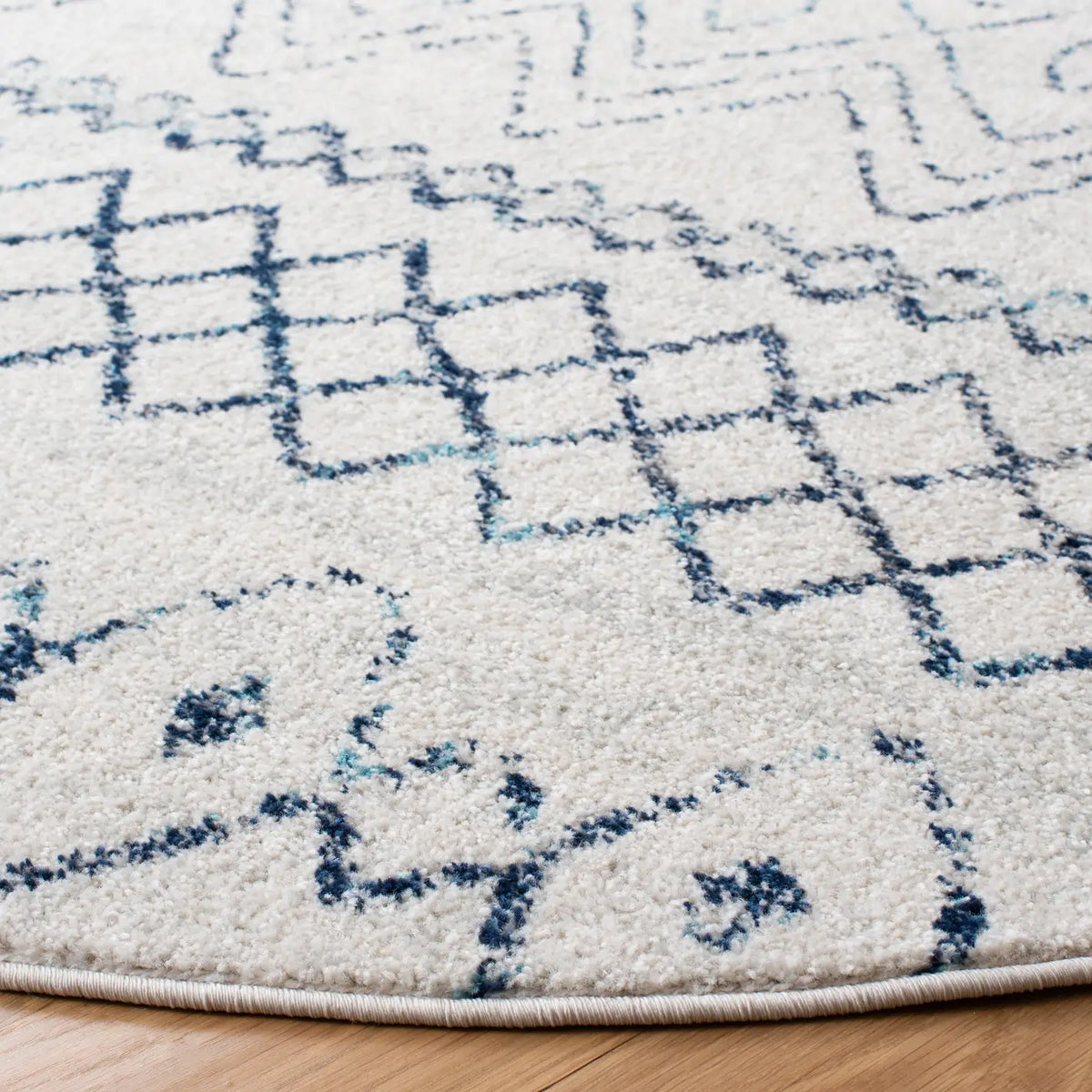 Safavieh Madison 700 5'-3" x 5'-3" Rug in Ivory / Navy