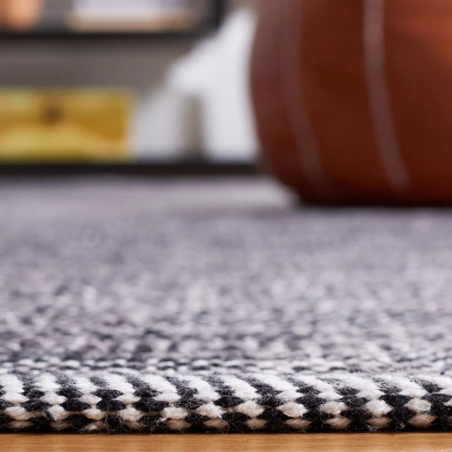 Safavieh Montauk 4'-0" x 6'-0" Rug in Black / Ivory