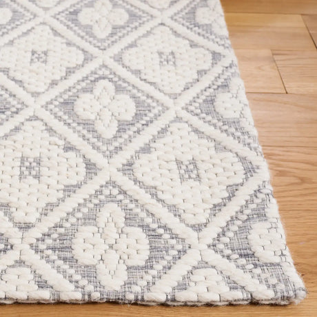 Safavieh Marbella 4'-0" x 6'-0" Rug in Grey / Ivory