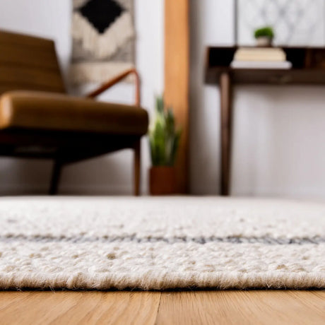 Safavieh Natura 5'-0" x 8'-0" Rug in Creme / Black
