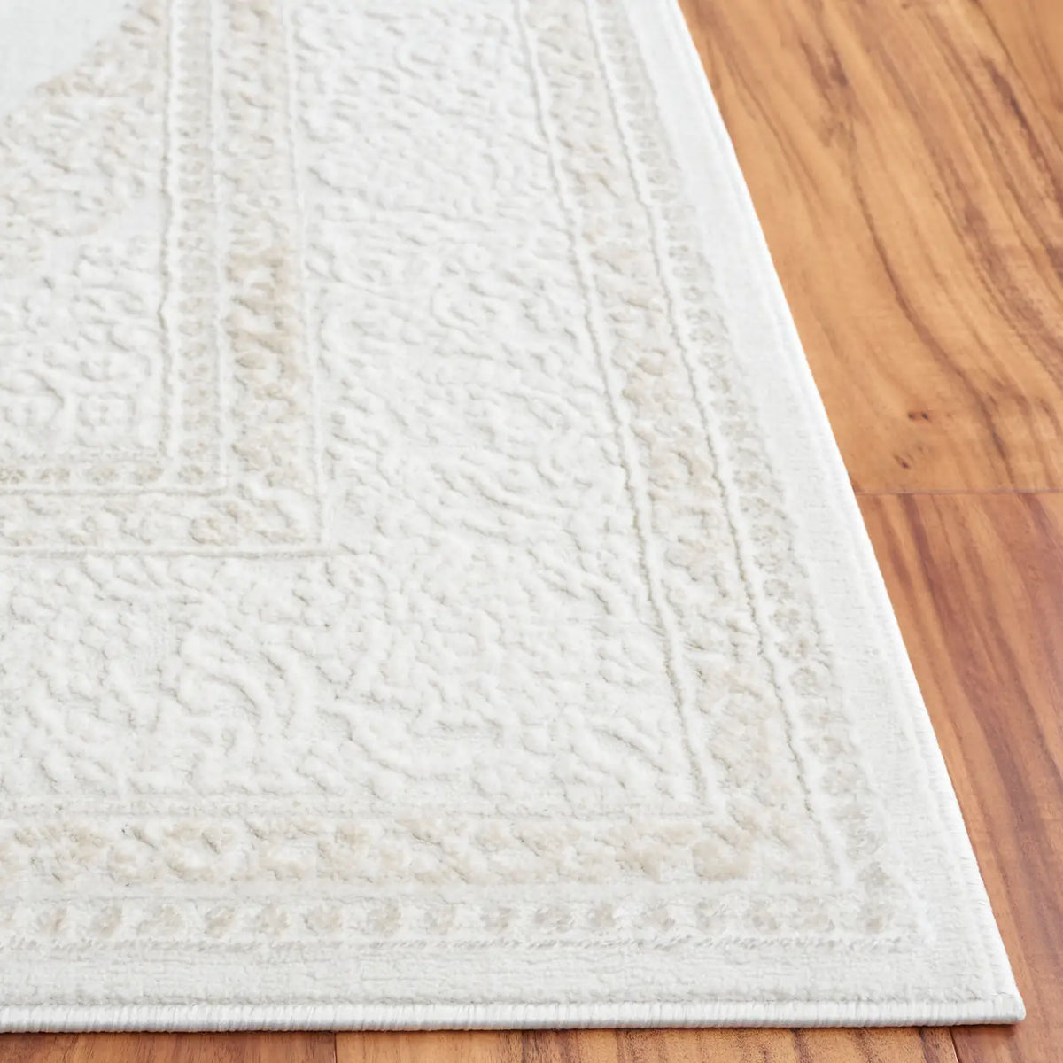 Safavieh Hanna 4'-0" x 6'-0" Rug in Taupe / Ivory