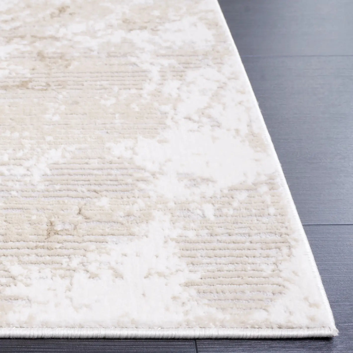 Safavieh Hanna 4'-0" x 6'-0" Rug in Beige / Ivory Grey