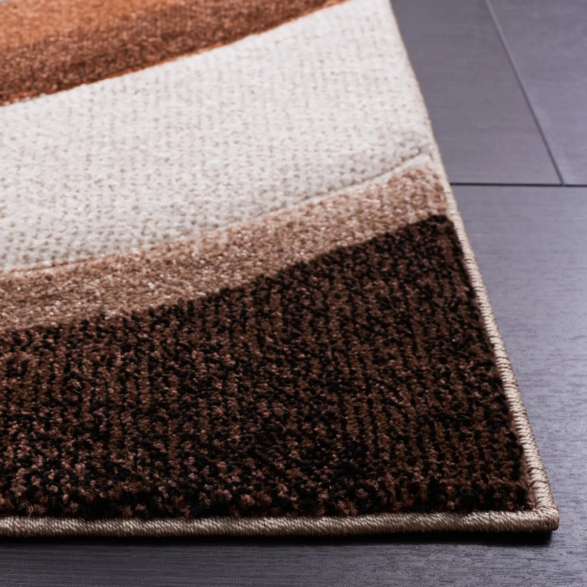 Safavieh Hollywood 4'-0" x 6'-0" Rug in Beige / Brown