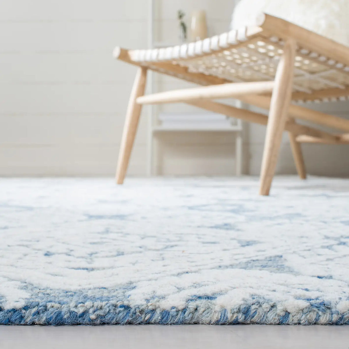 Safavieh Metro 4'-0" x 6'-0" Rug in Blue / Ivory