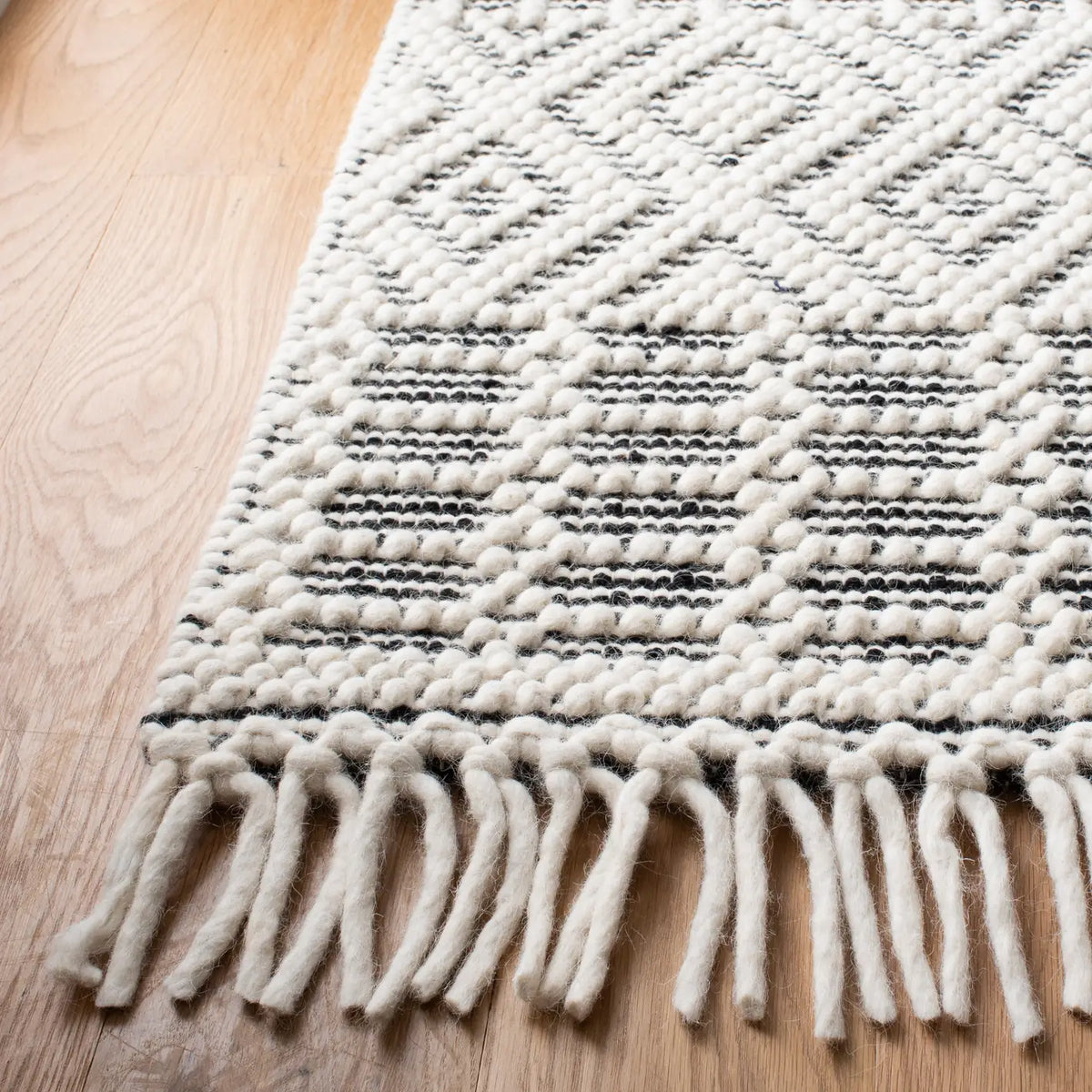 Safavieh Natura 4'-0" x 6'-0" Rug in Ivory / Black