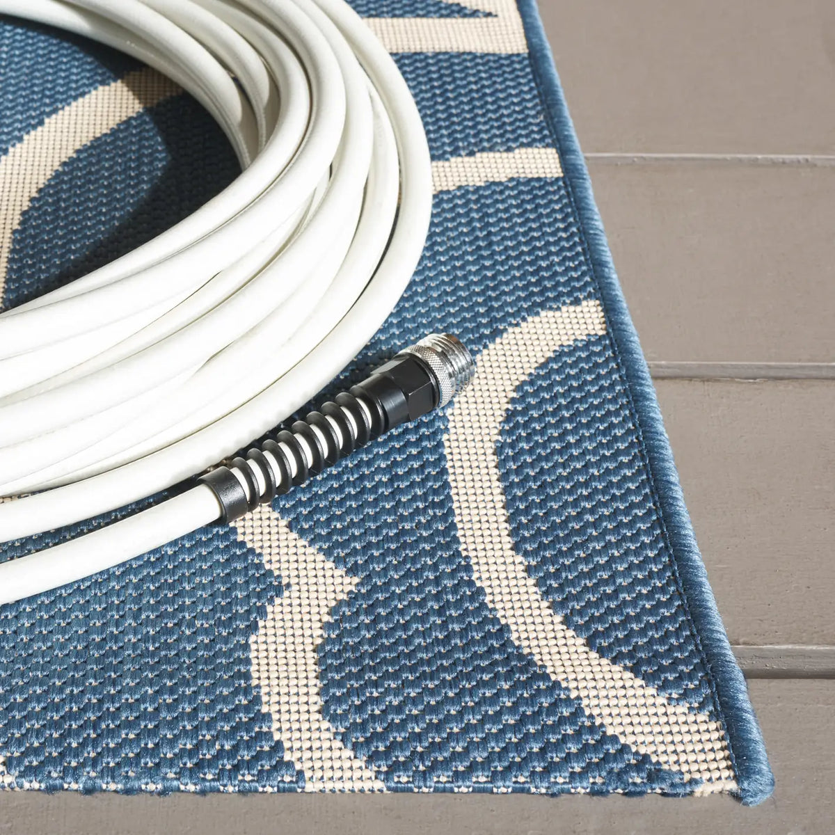 Safavieh Courtyard 4'-0" x 5'-7" Rug in Blue / Beige