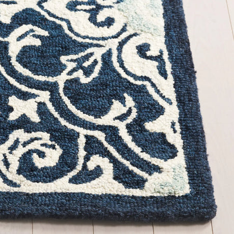 Safavieh Roslyn 4'-0" x 6'-0" Rug in Navy / Light Blue