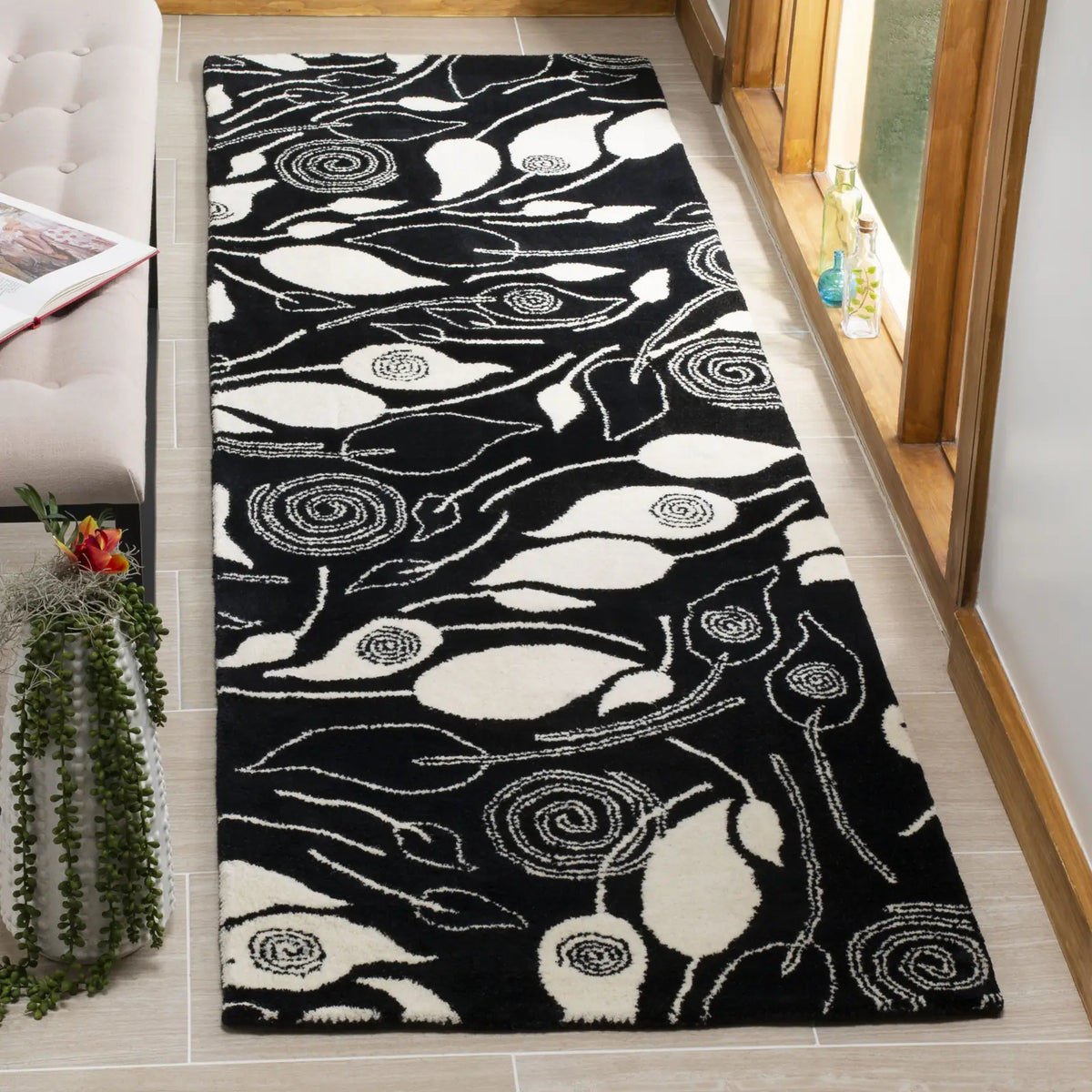 Safavieh Soho 2'-6" x 8'-0" Rug in Black / Ivory