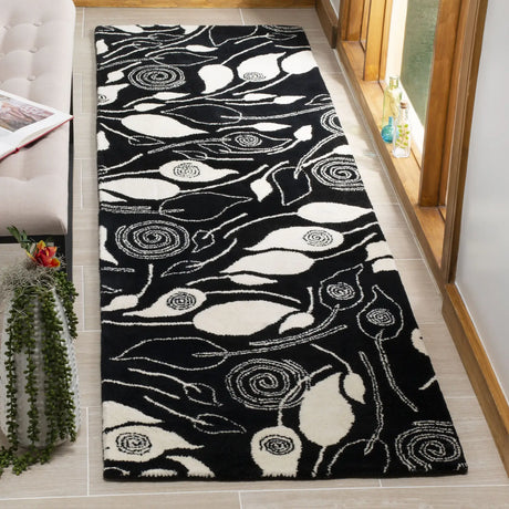 Safavieh Soho 2'-6" x 8'-0" Rug in Black / Ivory