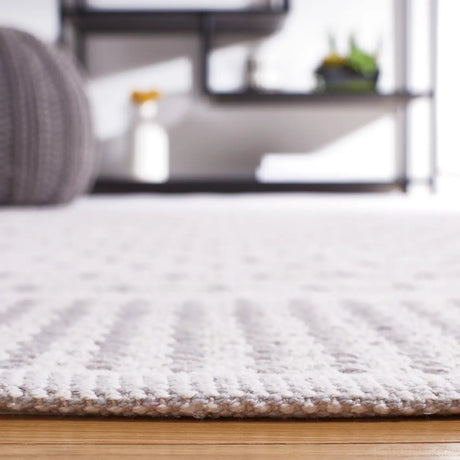 Safavieh Montauk 4'-0" x 6'-0" Rug in Light Grey / Ivory