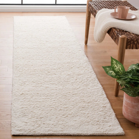 Safavieh Casablanca 2'-3" x 9'-0" Rug in Ivory
