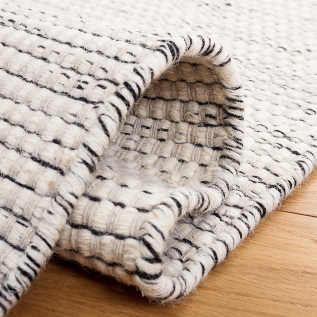 Safavieh Vermont 4'-0" x 6'-0" Rug in Ivory / Black