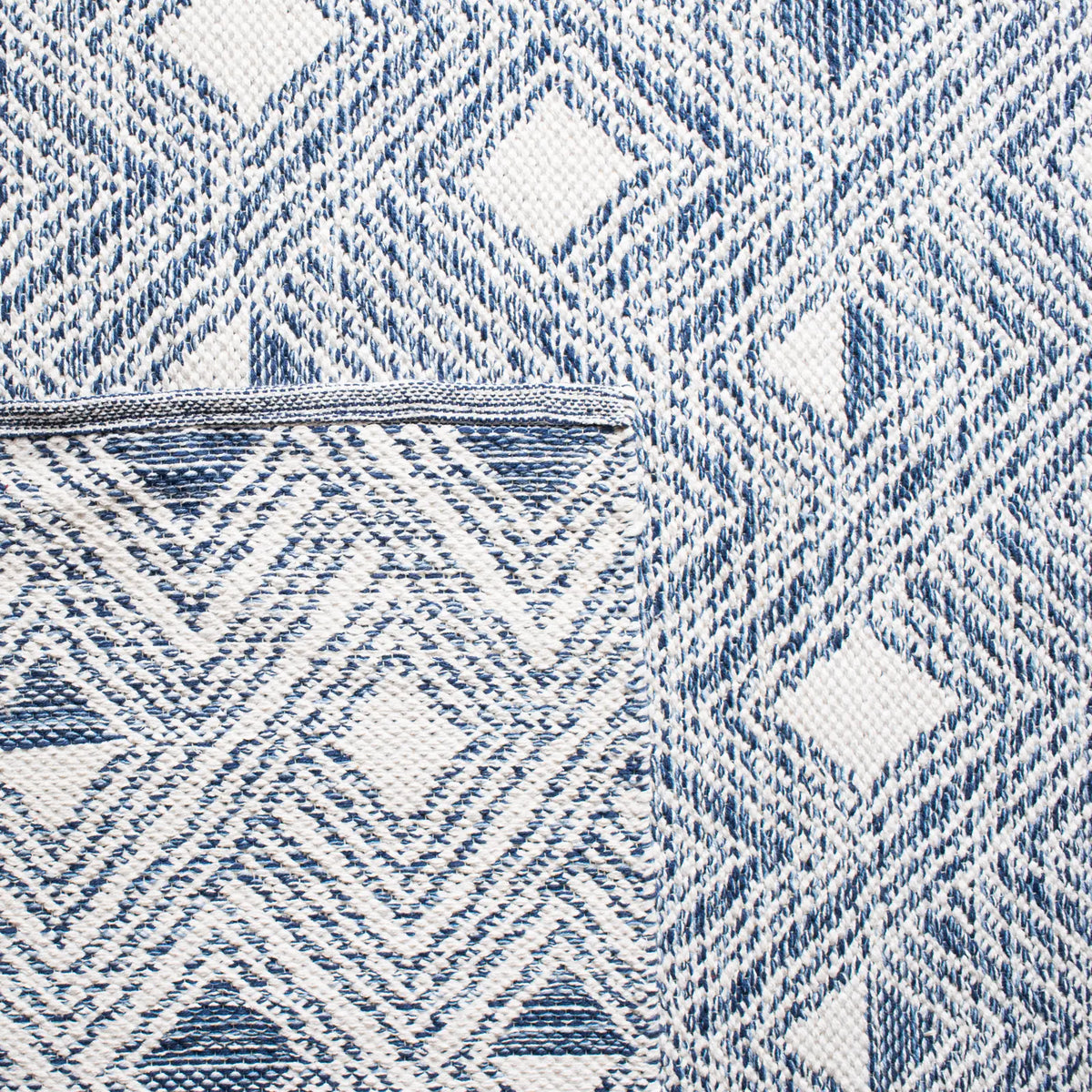Safavieh Montauk 5'-0" x 8'-0" Rug in Navy / Ivory