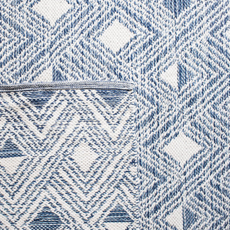 Safavieh Montauk 5'-0" x 8'-0" Rug in Navy / Ivory