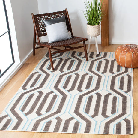 Safavieh Dhurries 5'-0" x 8'-0" Rug in Ivory / Multi