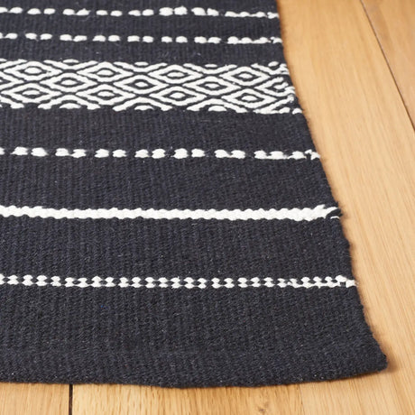 Safavieh Kilim 4'-0" x 6'-0" Rug in Black / Ivory