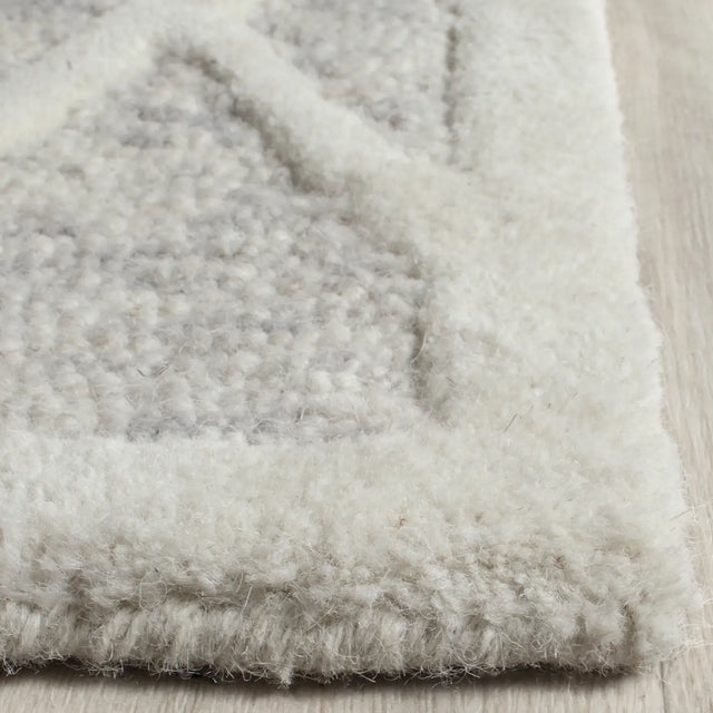 Safavieh Cambridge 4'-0" x 6'-0" Rug in Grey / Ivory