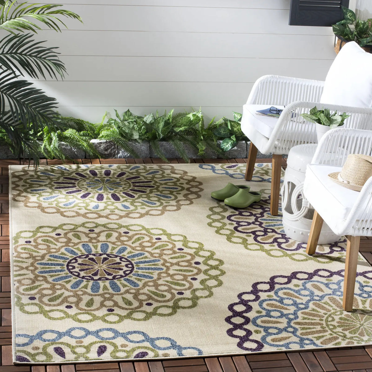 Safavieh Veranda 4'-0" x 5'-7" Rug in Cream / Green