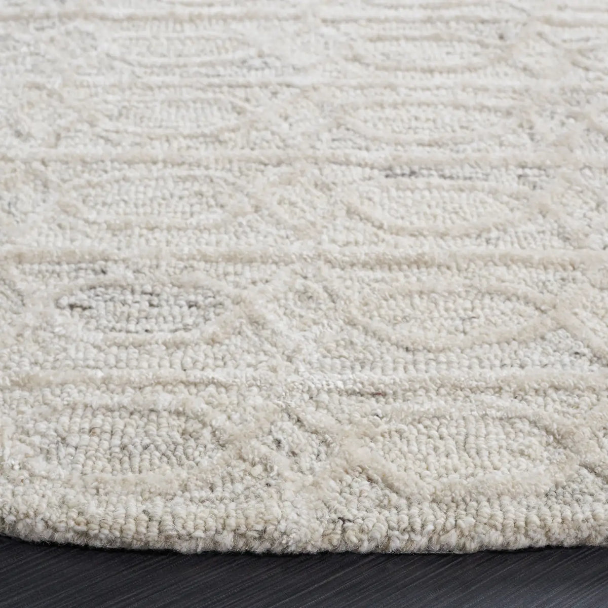 Safavieh Ebony 6'-0" x 6'-0" Rug in Beige / Ivory