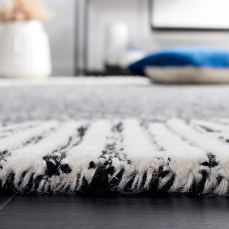 Safavieh Abstract 4'-0" x 6'-0" Rug in Black / Ivory