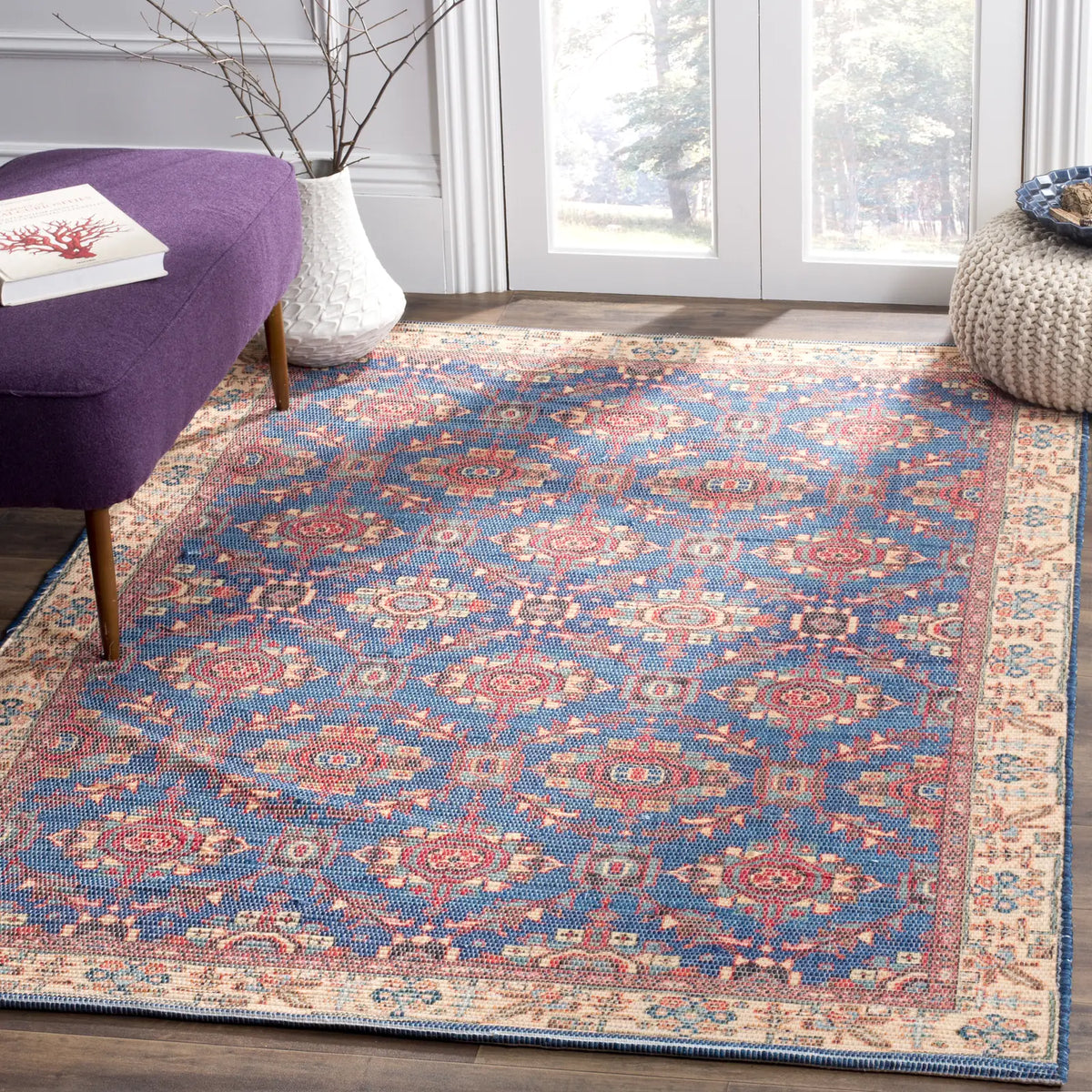 Safavieh Saffron 4'-0" x 6'-0" Rug in Navy / Beige
