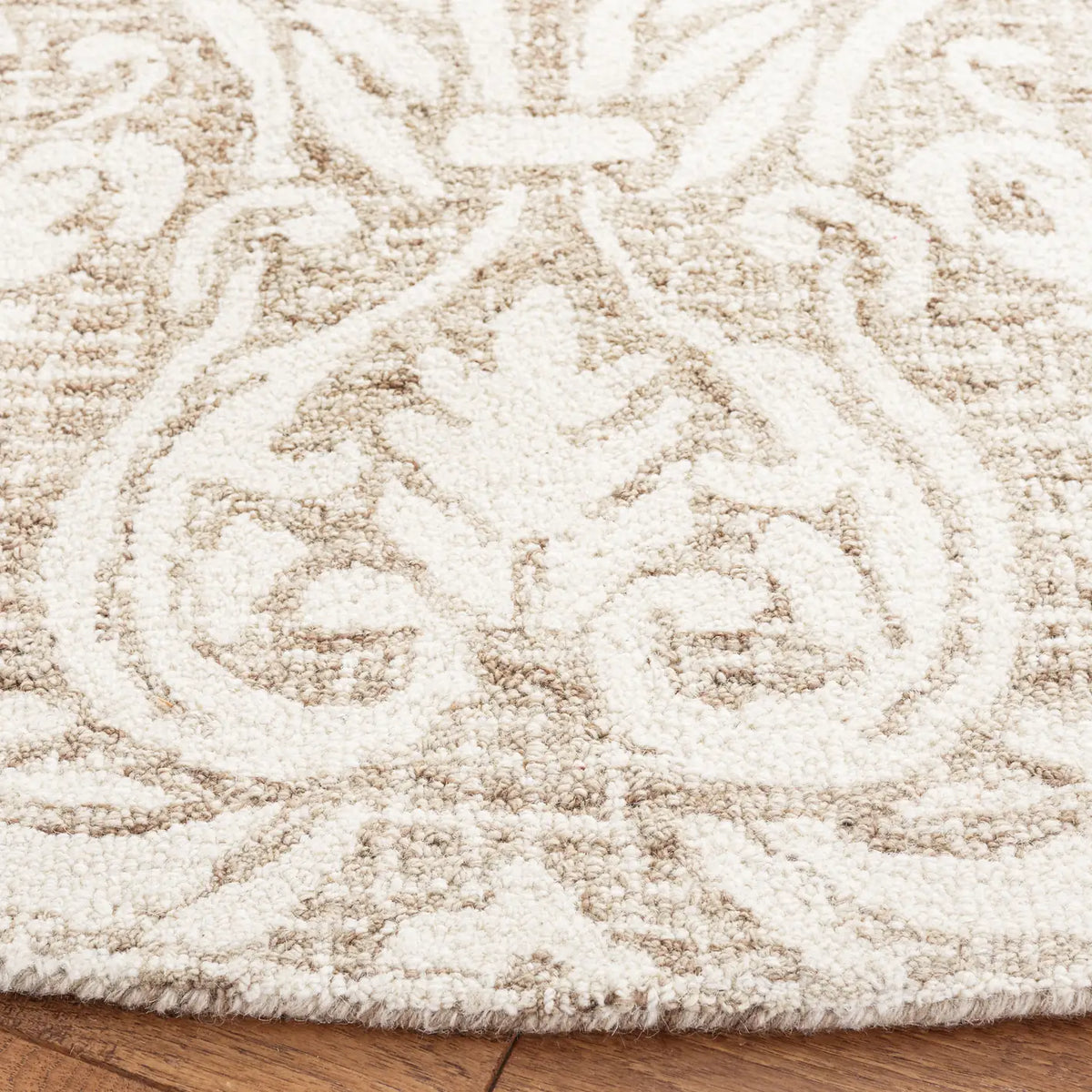 Safavieh Abstract 6'-0" x 6'-0" Rug in Ivory / Beige