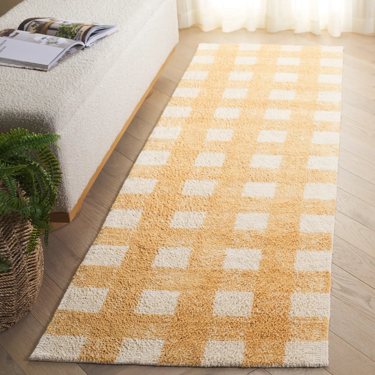 Safavieh Easy Care 2'-3" x 8'-0" Rug in Ivory / Gold