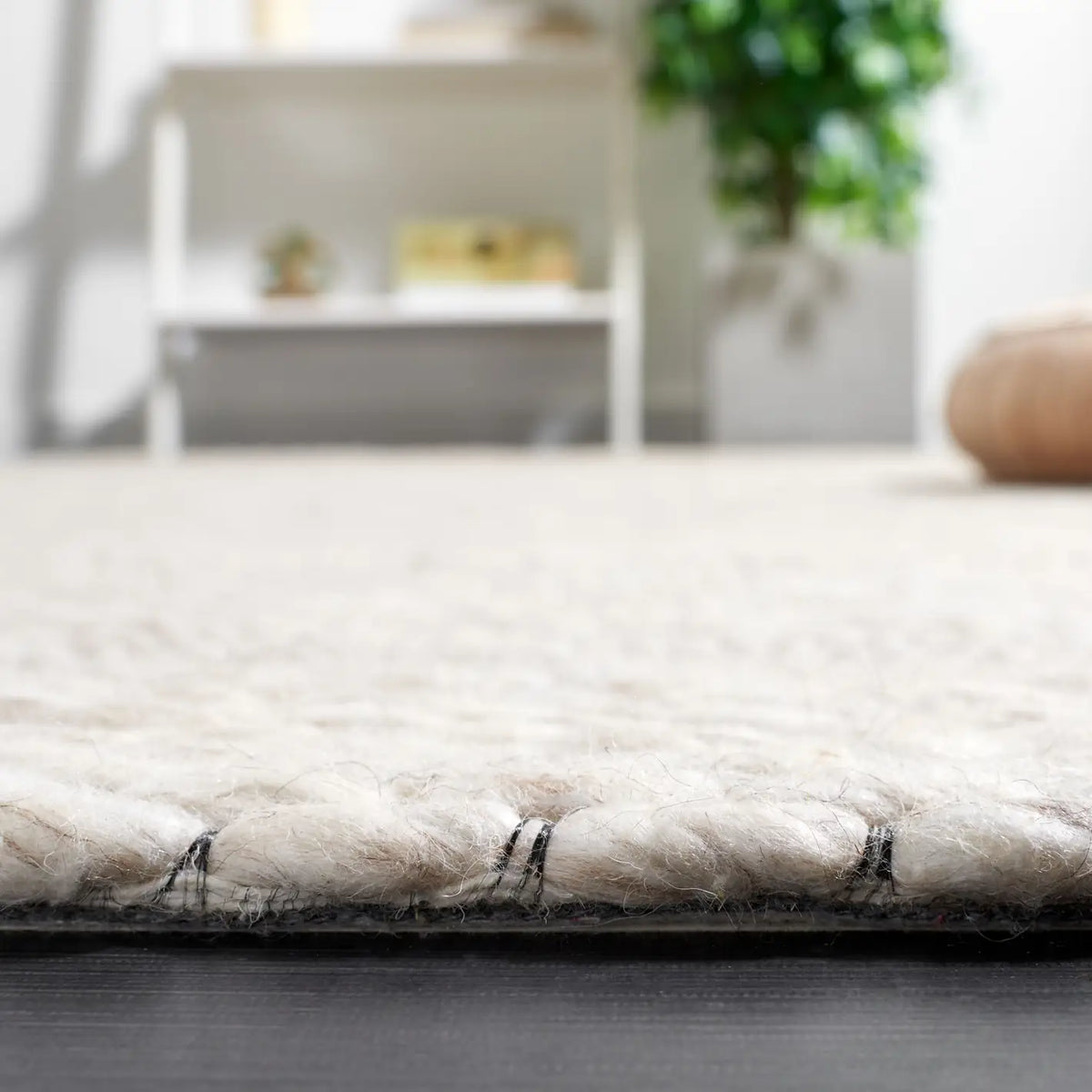 Safavieh Marbella 4'-0" x 6'-0" Rug in Beige
