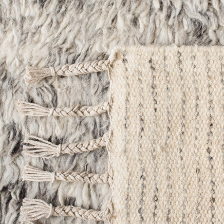 Safavieh Casablanca 5'-0" x 8'-0" Rug in Silver