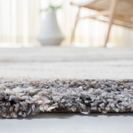 Safavieh Cyrus Shag 4'-5" x 6'-5" Rug in Ivory / Grey