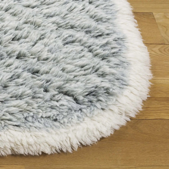 Safavieh Casablanca 4'-0" x 6'-0" Rug in Teal / Ivory