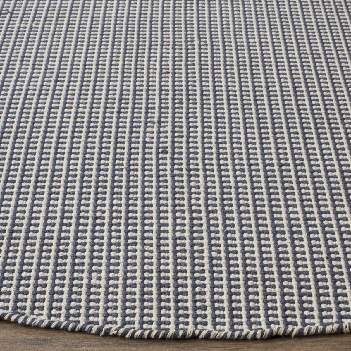 Safavieh Montauk 6'-0" x 6'-0" Rug in Ivory / Navy