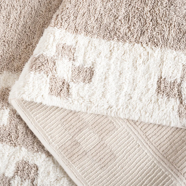 Safavieh Vermont 4'-0" x 6'-0" Rug in Beige / Ivory