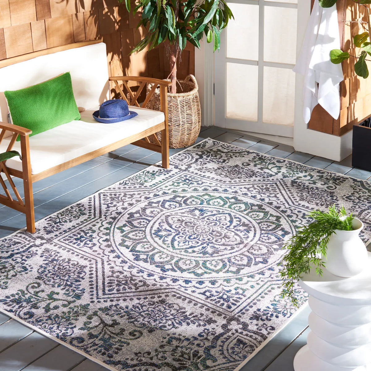 Safavieh Havana 4'-5" x 6'-5" Rug in Light Silver / Blue