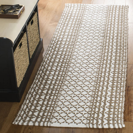 Safavieh Montauk 2'-3" x 7'-0" Rug in Taupe / Ivory