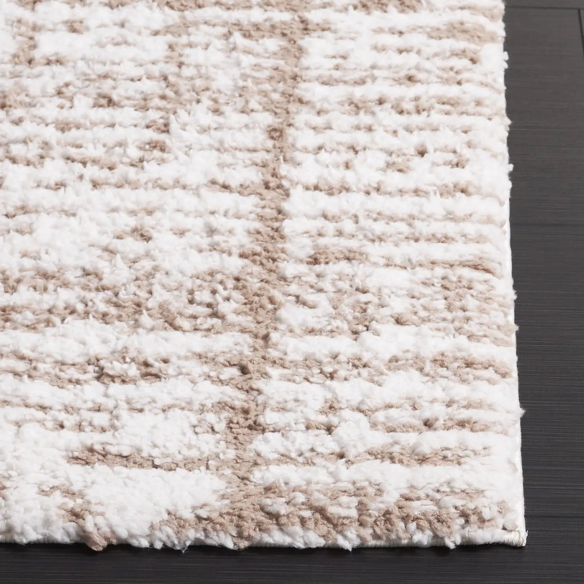Safavieh Rumi Shag 4'-0" x 6'-0" Rug in Beige / Ivory