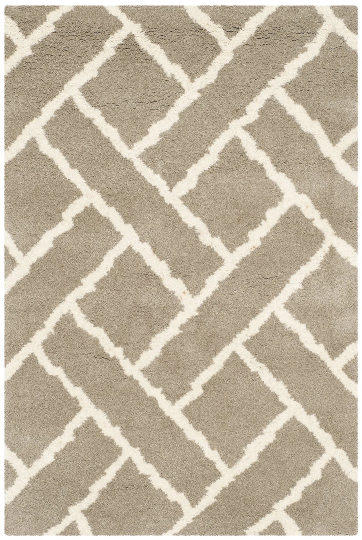Safavieh Chatham 2'-0" x 3'-0" Rug in Beige / Ivory