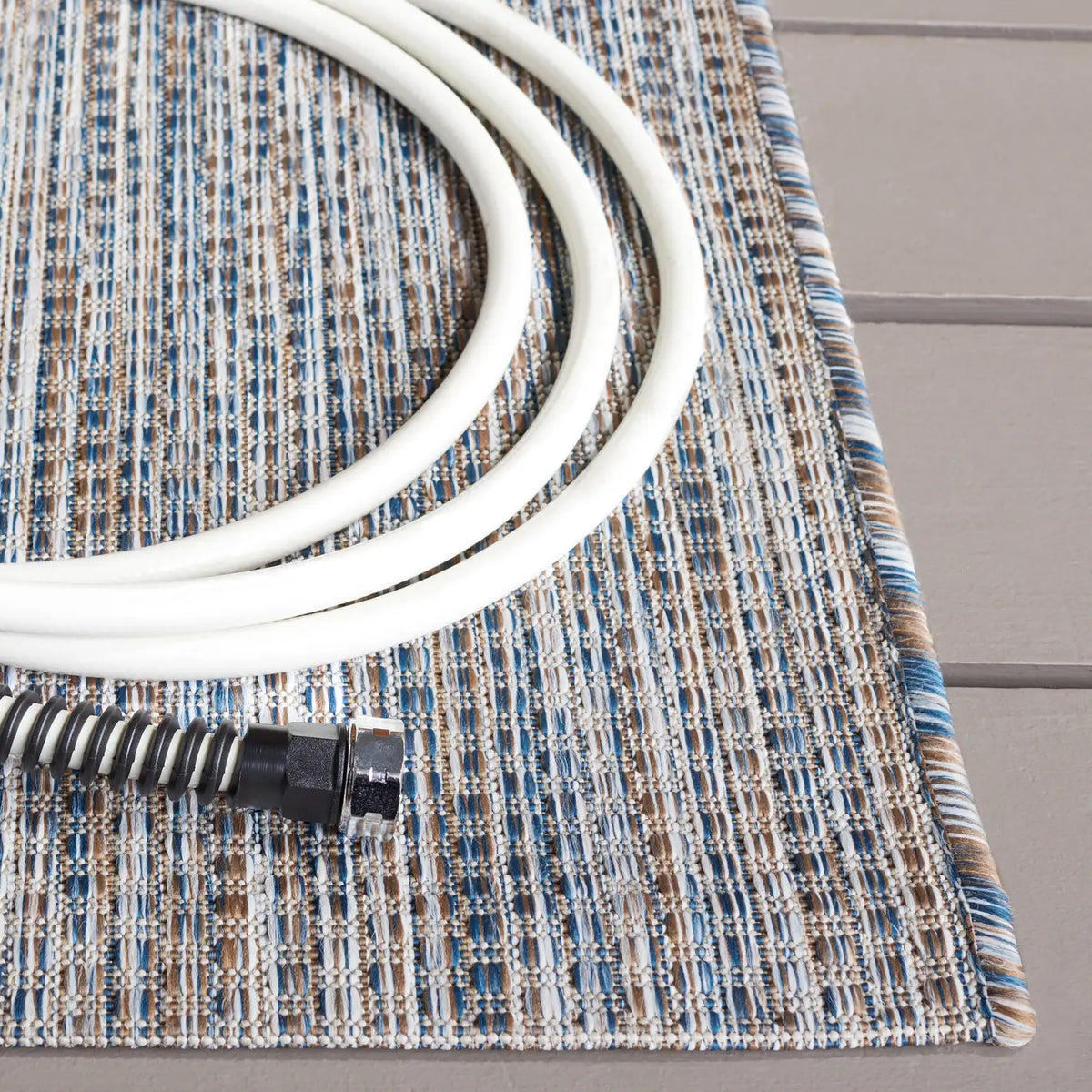 Safavieh Courtyard 4'-0" x 5'-7" Rug in Ivory Blue / Beige